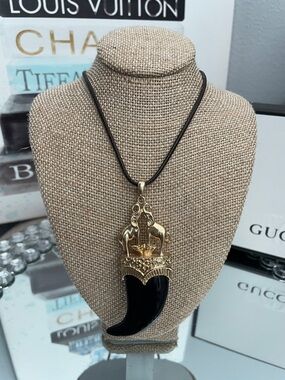 ✨Vintage Gold-Tone 2 Elephants on Black Horn Pendant Necklace✨Preloved